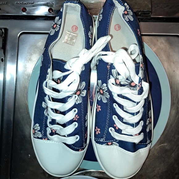 ADORABLE Lightweight low top Fits US 9-9.5 - Picture 7 of 7